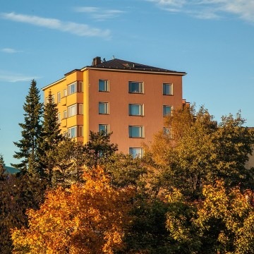 Savunpoisto huolto: kiinteistö, jossa savunpoistoikkunat