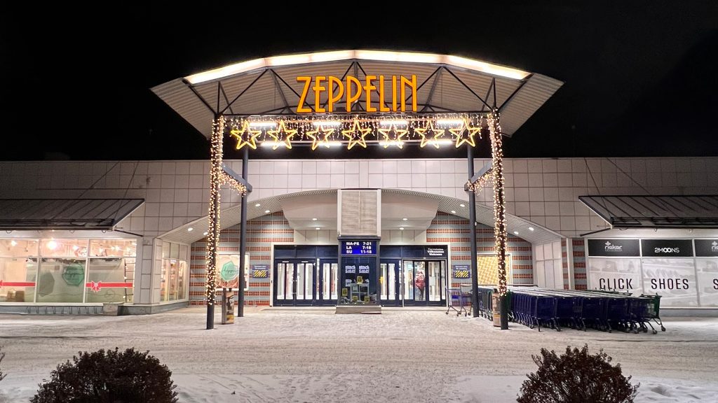 Kauppakeskus Zeppelin sisäänkäynti, talvinen sää