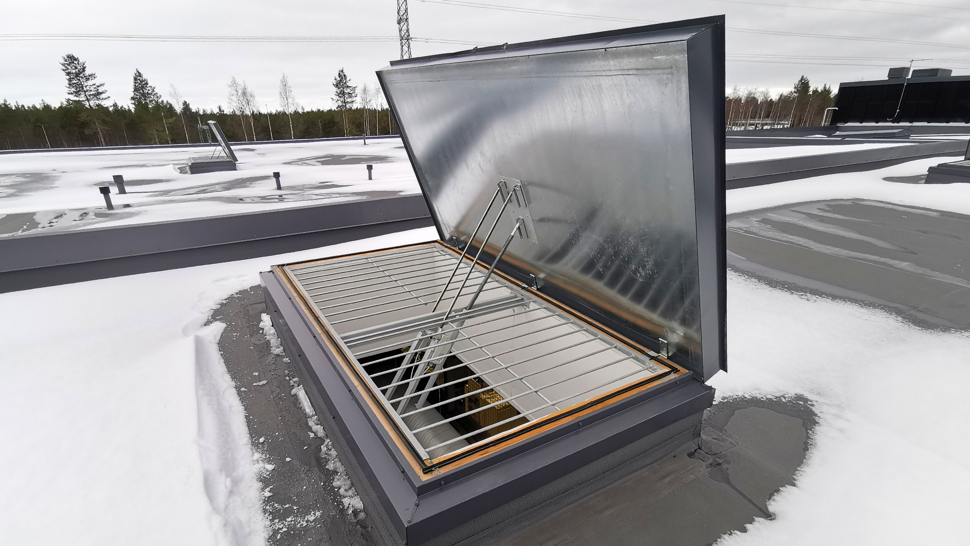 Laadukkaasti saneerattu savunpoistoluukku käyttövalmiina.