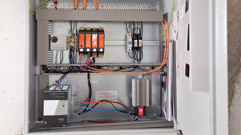 Väylätekniikalla toimiva savunpoiston ohjauskeskus