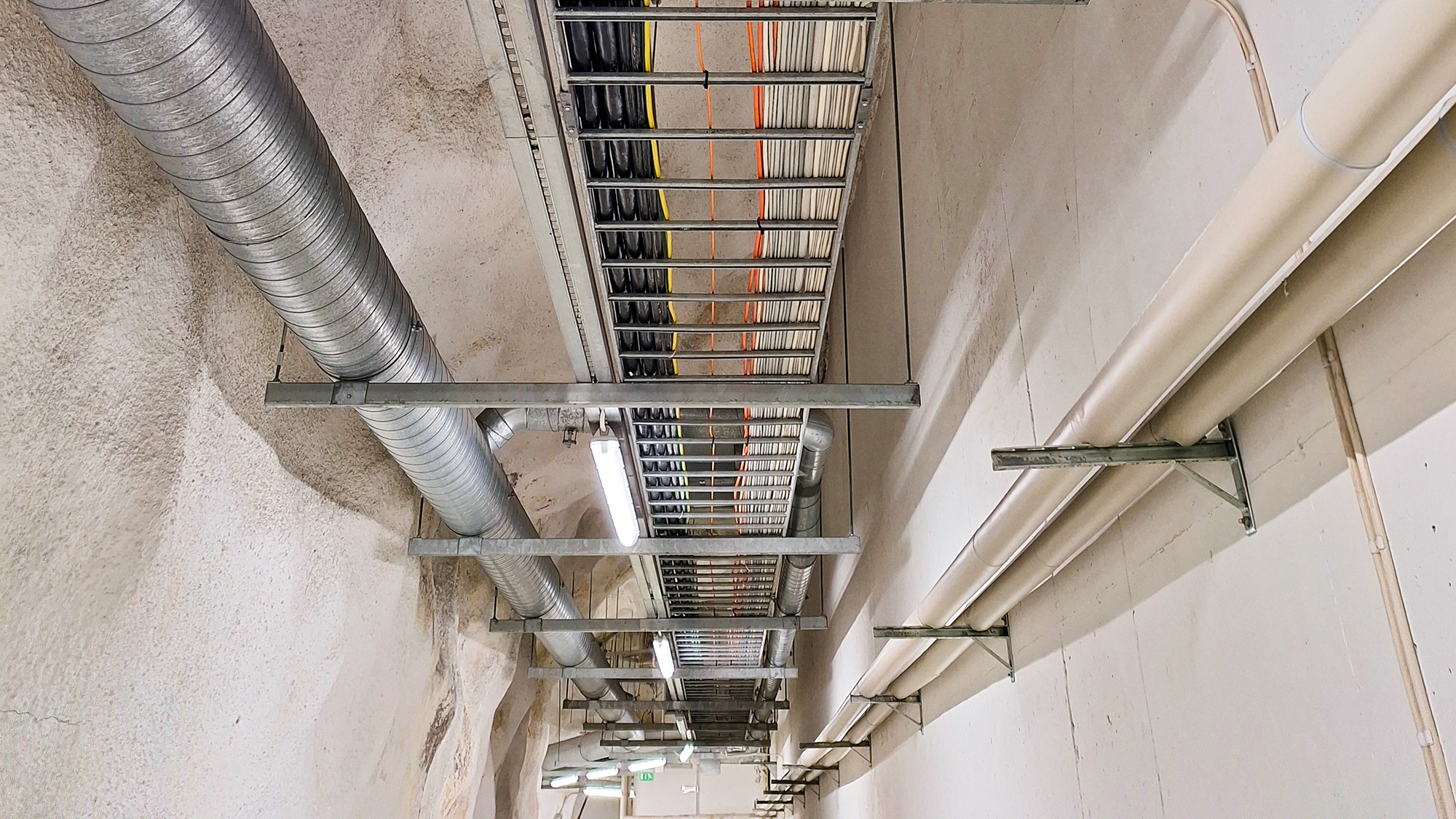 Palonkestävästi toteutettua kaapelointia.