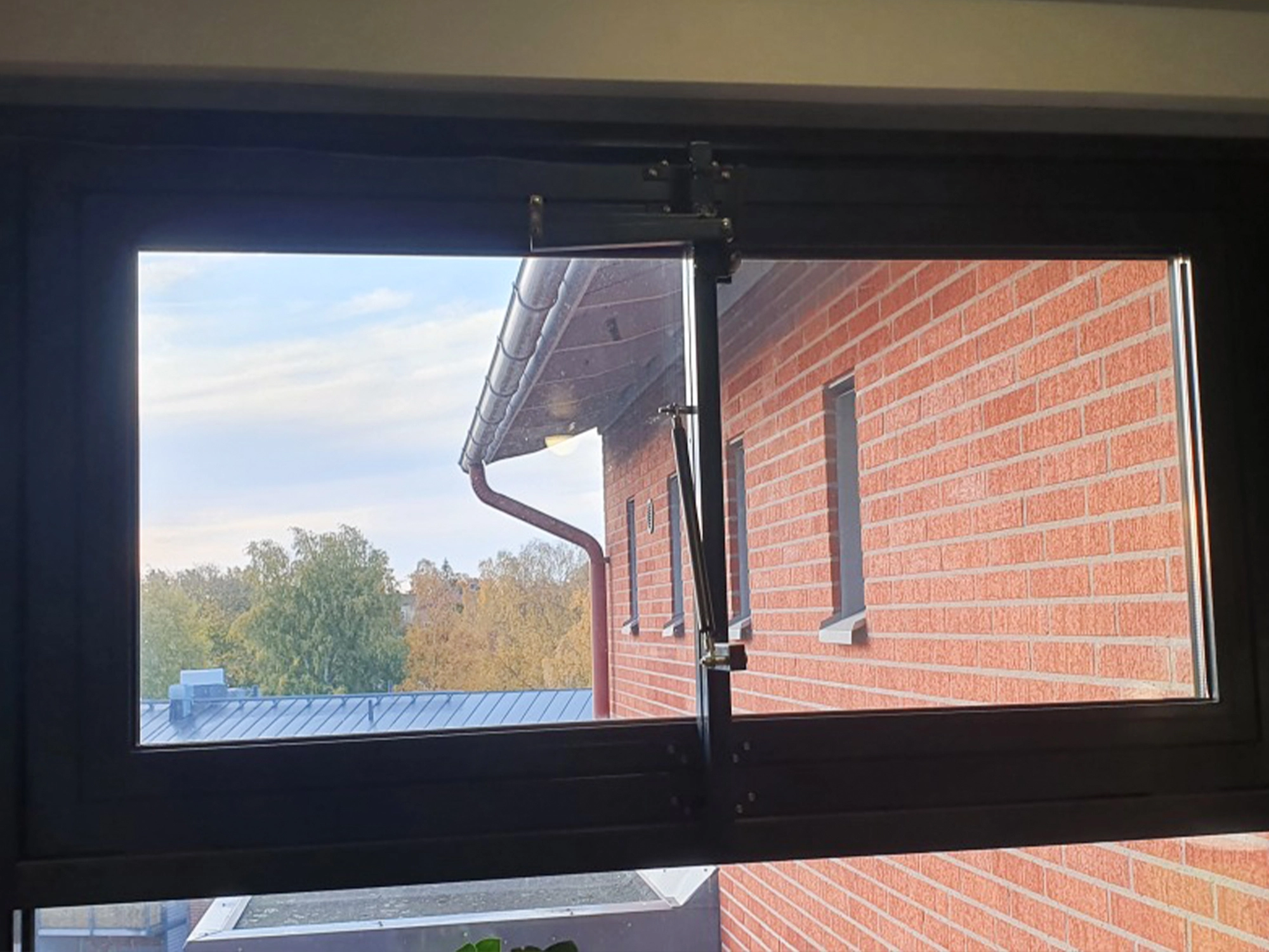 Kaasujousitoiminen vaijerilla laukaistava savunpoistoikkuna.