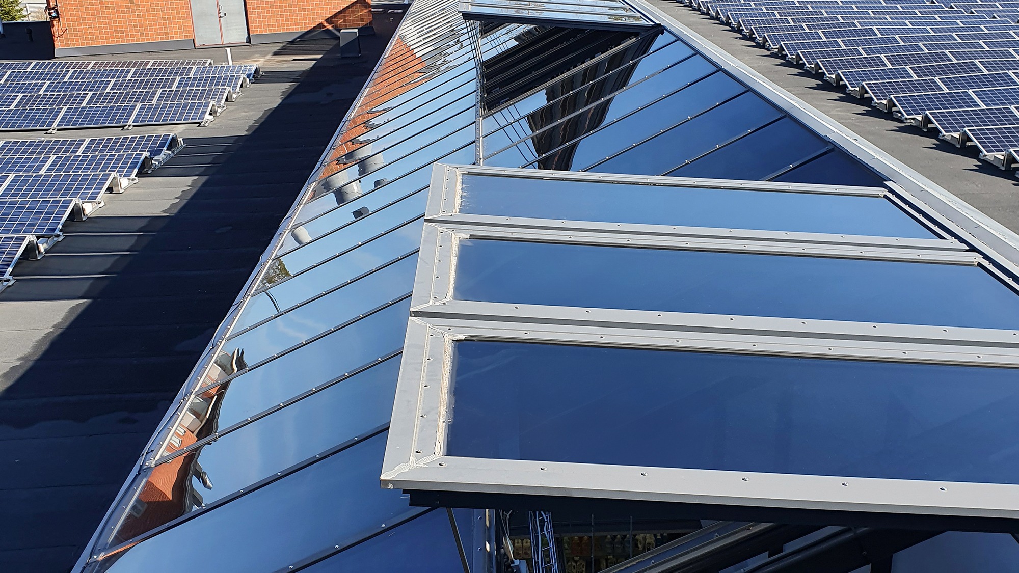 Lasikatteessa olevat savunpoistoluukut avoinna katolla.