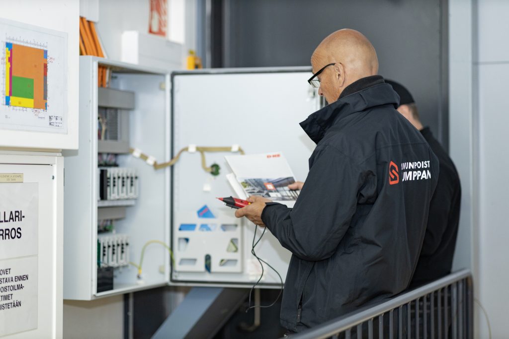 Savunpoistokeskuksen huolto ja tarkastus käynnissä.