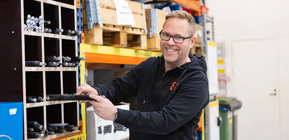 Savunpoistolaitteiden varaosat hyllyssä