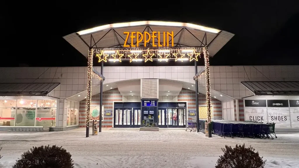 Kauppakeskus Zeppelin sisäänkäynti, talvinen sää